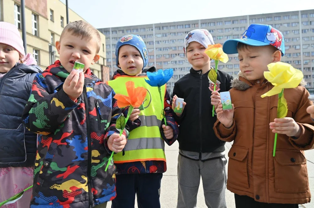 Mali rudzianie z przedszkoli przywitali dzisiaj wiosnę na nowobytomskim rynku / fot. UM Ruda Śląska