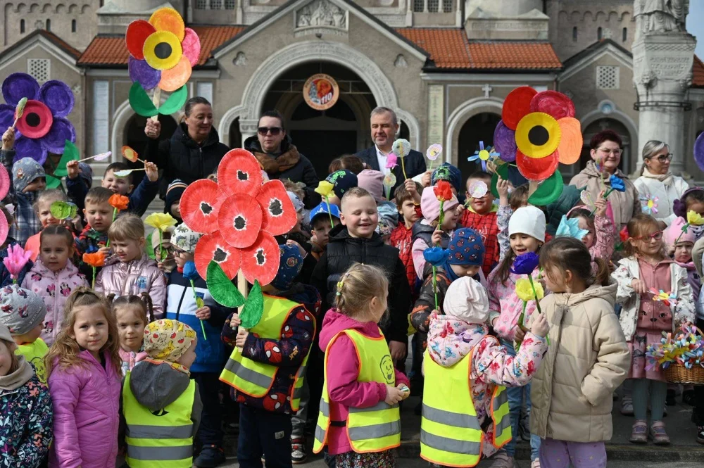 Mali rudzianie z przedszkoli przywitali dzisiaj wiosnę na nowobytomskim rynku / fot. UM Ruda Śląska