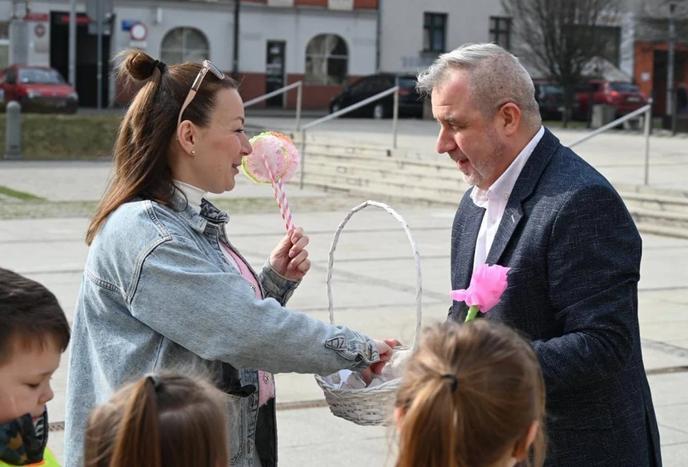 Mali rudzianie z przedszkoli przywitali dzisiaj wiosnę na nowobytomskim rynku / fot. UM Ruda Śląska