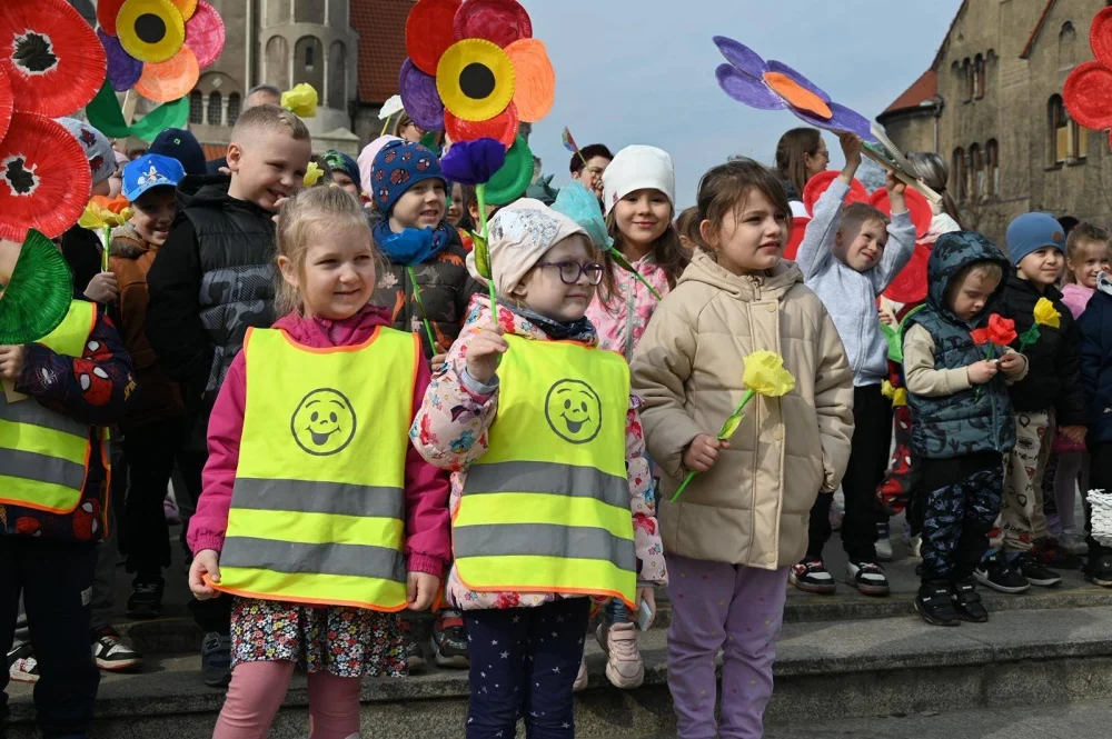 Mali rudzianie z przedszkoli przywitali dzisiaj wiosnę na nowobytomskim rynku / fot. UM Ruda Śląska