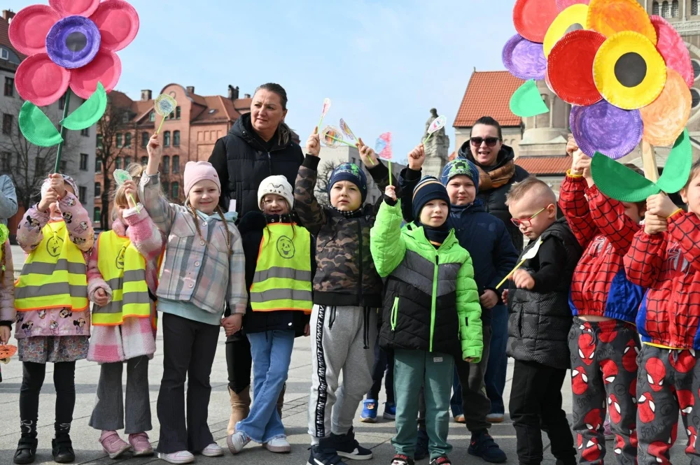 Mali rudzianie z przedszkoli przywitali dzisiaj wiosnę na nowobytomskim rynku / fot. UM Ruda Śląska