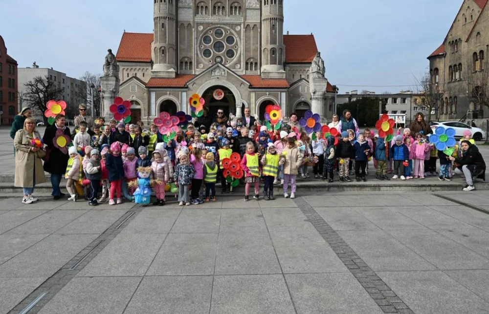 Mali rudzianie z przedszkoli przywitali dzisiaj wiosnę na nowobytomskim rynku / fot. UM Ruda Śląska