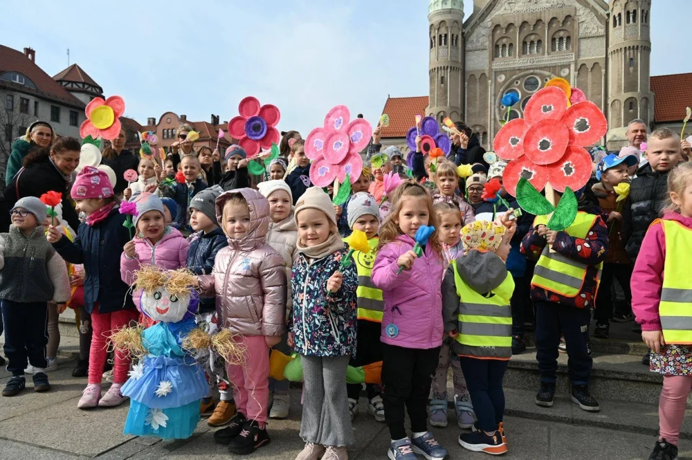 Mali rudzianie z przedszkoli przywitali dzisiaj wiosnę na nowobytomskim rynku / fot. UM Ruda Śląska