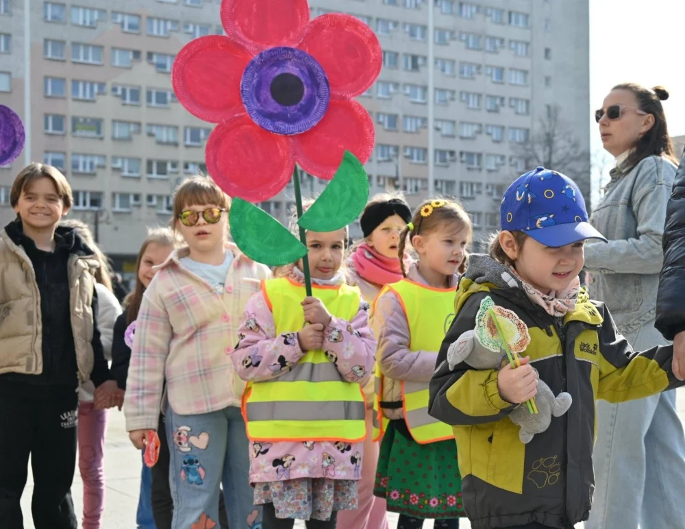 Mali rudzianie z przedszkoli przywitali dzisiaj wiosnę na nowobytomskim rynku / fot. UM Ruda Śląska