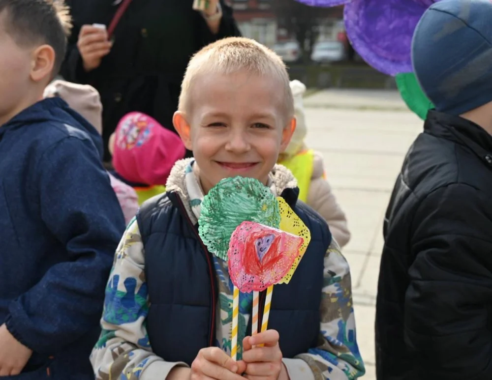 Mali rudzianie z przedszkoli przywitali dzisiaj wiosnę na nowobytomskim rynku / fot. UM Ruda Śląska