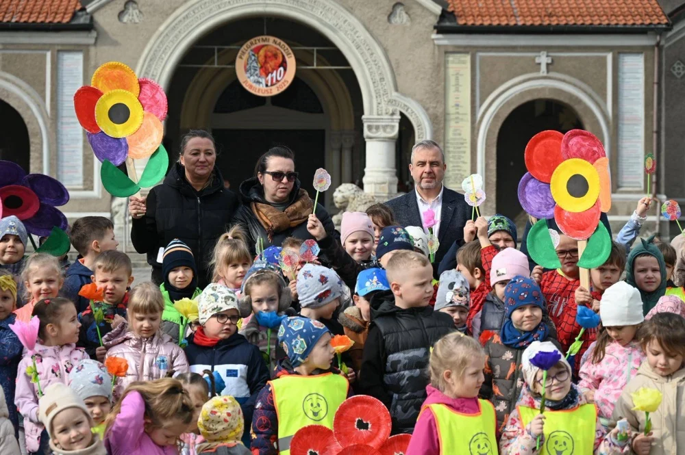 Mali rudzianie z przedszkoli przywitali dzisiaj wiosnę na nowobytomskim rynku / fot. UM Ruda Śląska