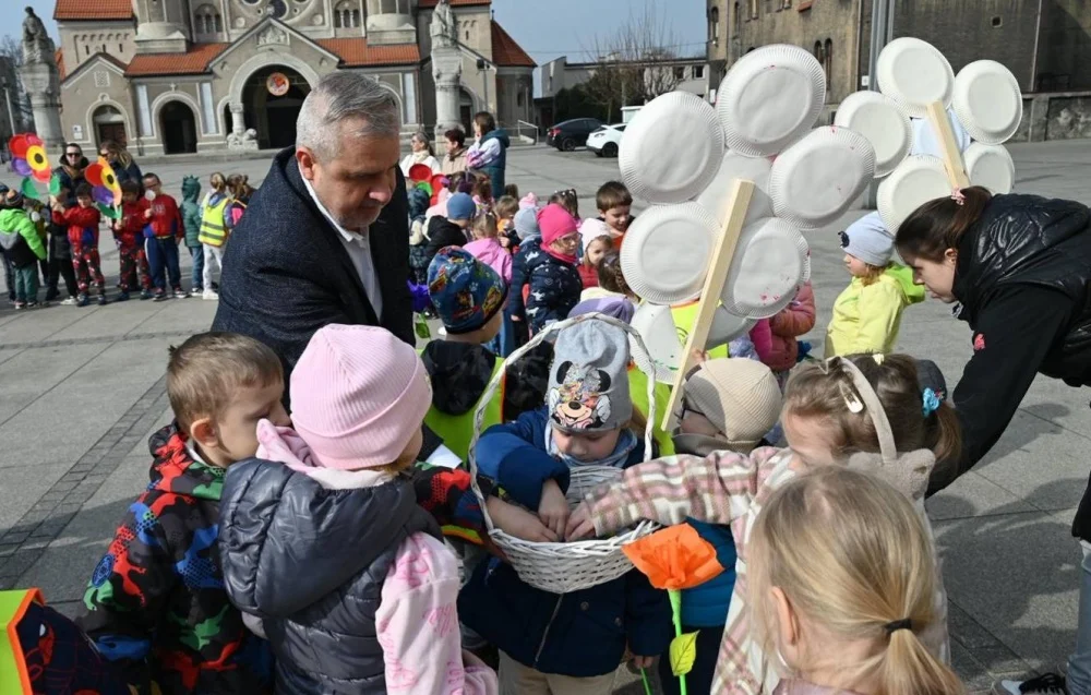 Mali rudzianie z przedszkoli przywitali dzisiaj wiosnę na nowobytomskim rynku / fot. UM Ruda Śląska