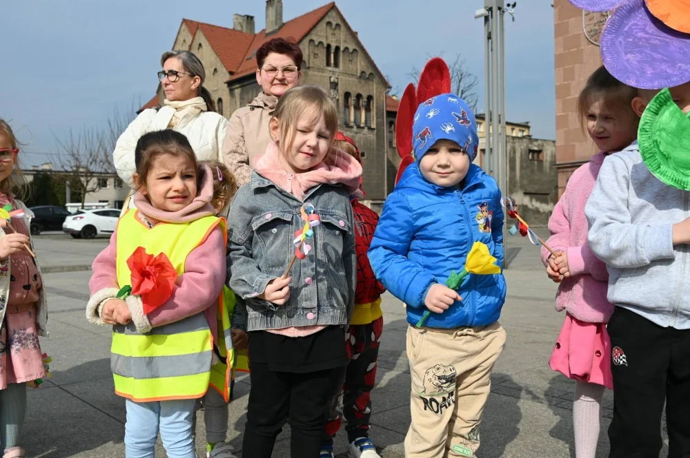 Mali rudzianie z przedszkoli przywitali dzisiaj wiosnę na nowobytomskim rynku / fot. UM Ruda Śląska