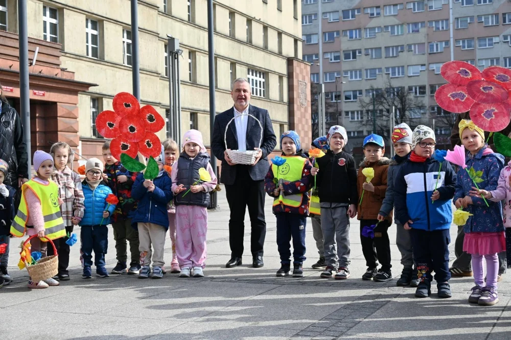 Mali rudzianie z przedszkoli przywitali dzisiaj wiosnę na nowobytomskim rynku / fot. UM Ruda Śląska
