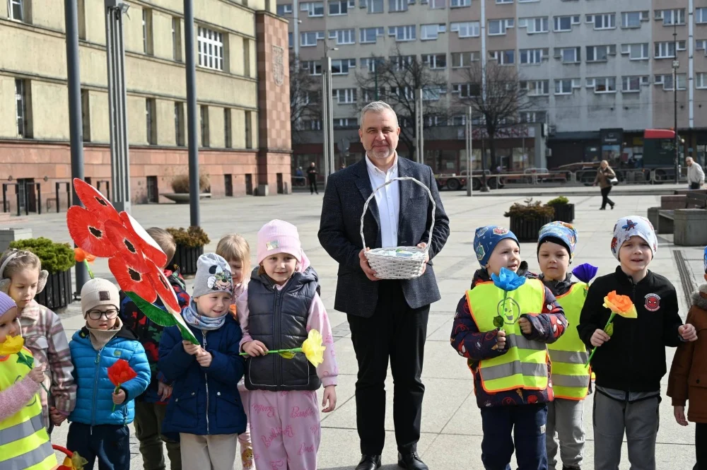 Mali rudzianie z przedszkoli przywitali dzisiaj wiosnę na nowobytomskim rynku / fot. UM Ruda Śląska