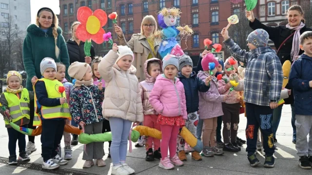 Mali rudzianie z przedszkoli przywitali dzisiaj wiosnę na nowobytomskim rynku