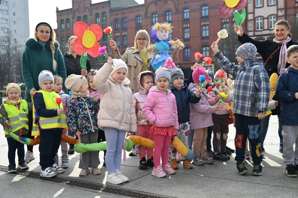 Mali rudzianie z przedszkoli przywitali dzisiaj wiosnę na nowobytomskim rynku