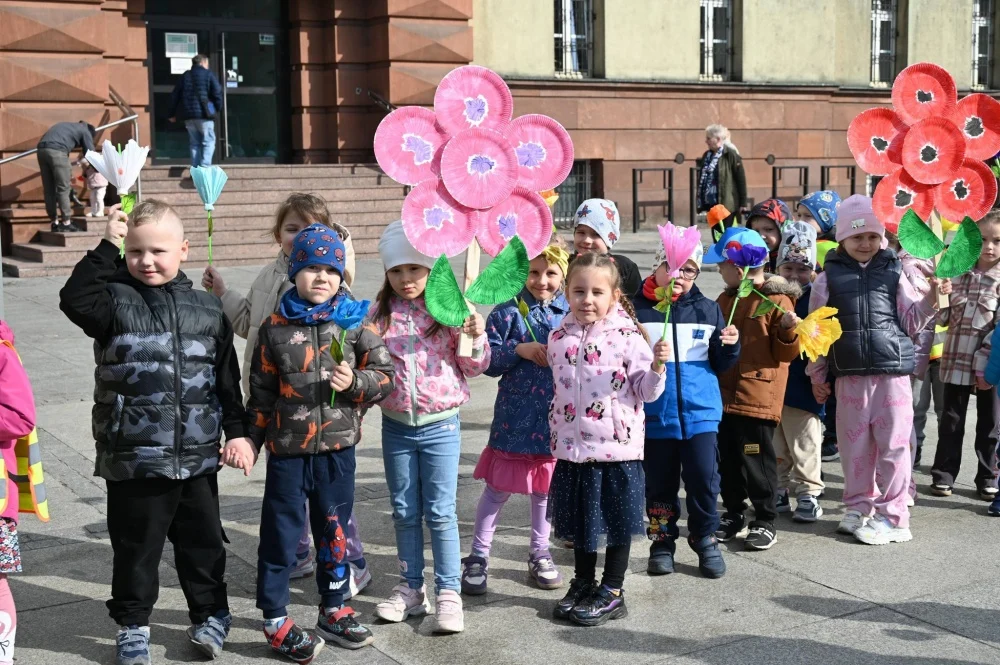 Mali rudzianie z przedszkoli przywitali dzisiaj wiosnę na nowobytomskim rynku / fot. UM Ruda Śląska
