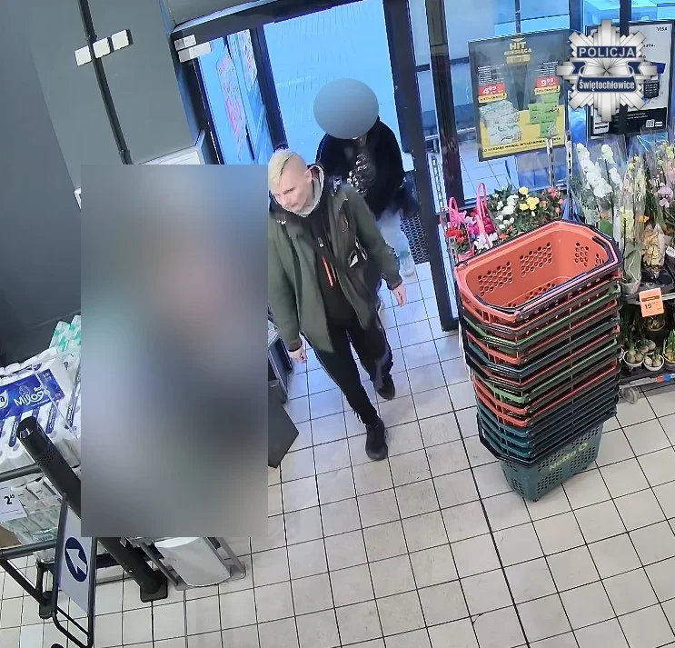 Kradzież rozbójnicza w markecie przy Katowickiej. Policja publikuje wizerunek mężczyzny. Rozpoznajesz? / fot. KMP Świętochłowice