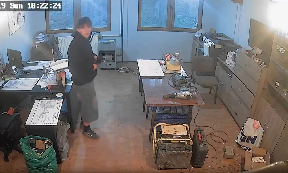 Kamera nagrała sprawców zniszczenia mienia. Kryminalni proszą o pomoc