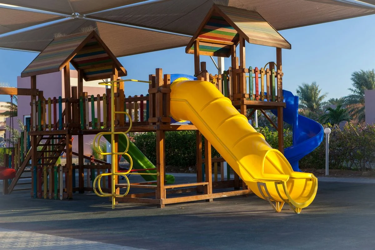 Place zabaw dla dzieci - jak wybrać bezpieczny i trwały model?