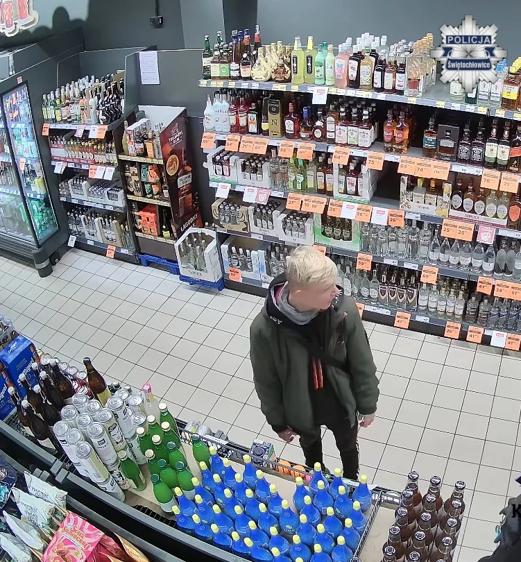 Kradzież rozbójnicza w markecie przy Katowickiej. Policja publikuje wizerunek mężczyzny. Rozpoznajesz? / fot. KMP Świętochłowice