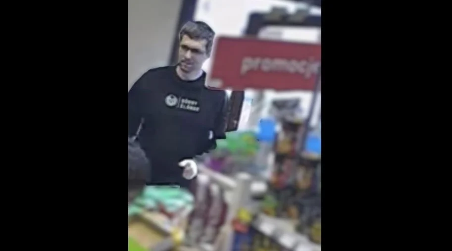 Policja szuka mężczyzny po kradzieży w sklepie przy ul. Bogucickiej. Opublikowano wizerunek podejrzewanego