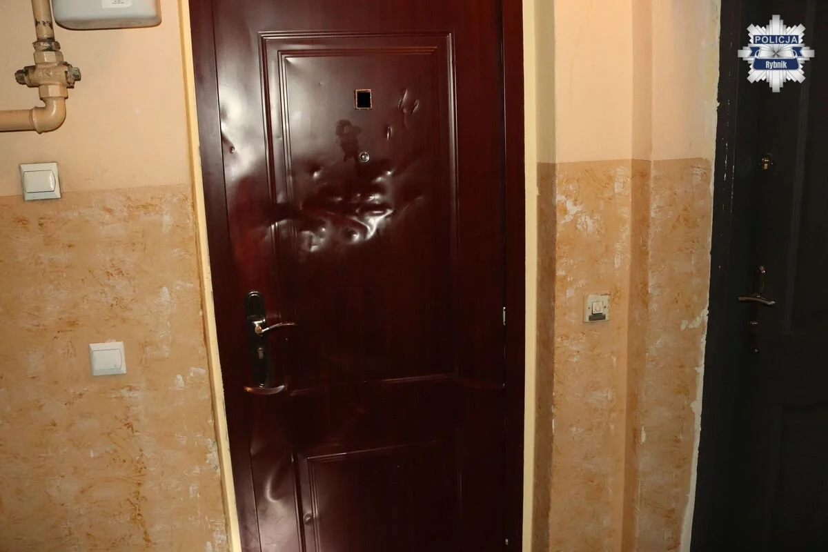 Strzelał do drzwi sąsiada i groził śmiercią. 36-latek trafił do aresztu