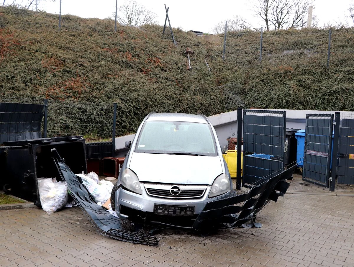 Pijany kierowca zjechał ze skarpy i zatrzymał się na ogrodzeniu - miał ponad 3 promile