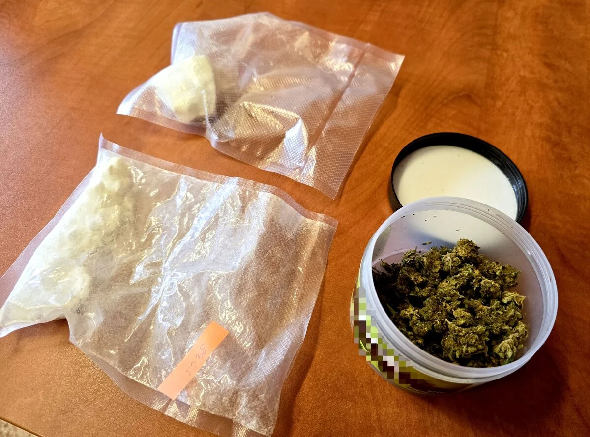 Bytomscy kryminalni przejęli znaczne ilości narkotyków. Jeden z zatrzymanych w areszcie