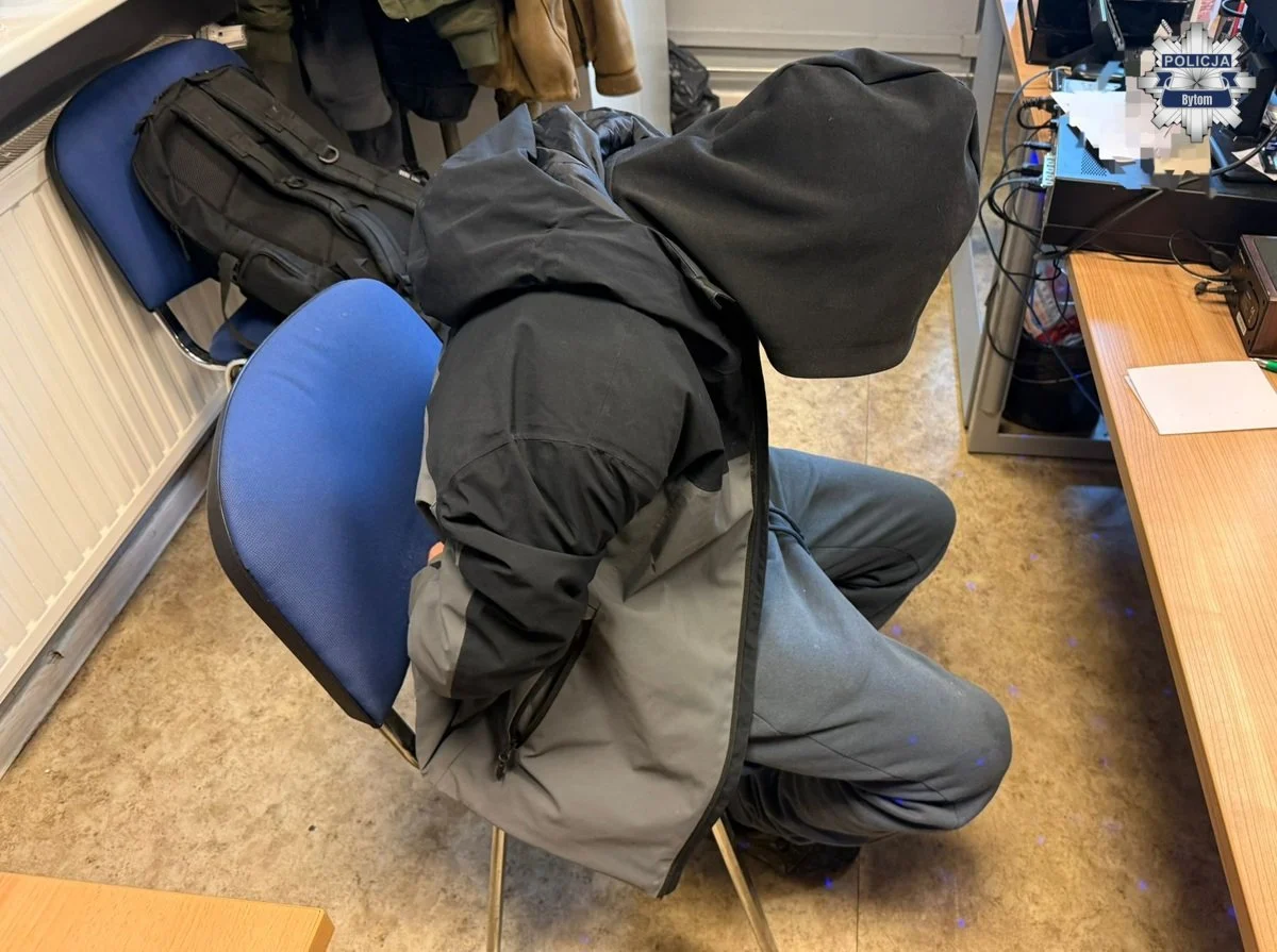 Kradzież w kościele w Bytomiu. Sprawca wyniósł skarbonę razem ze stołem / fot. KMP Bytom