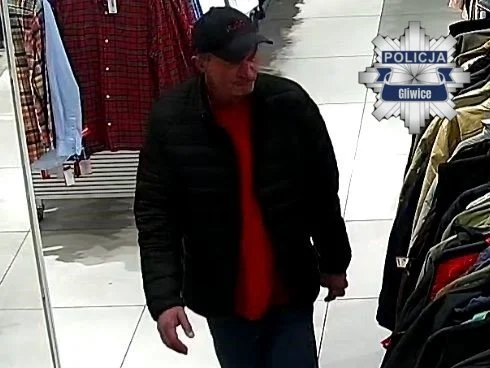 Kradzież ubrań w centrum handlowym w Gliwicach. Policja szuka dwóch mężczyzn. Rozpoznajesz? / fot. KMP Gliwice