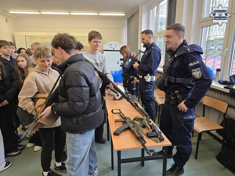Piekarscy policjanci na dniu otwartym ZS nr 1. Młodzi pytali o służbę