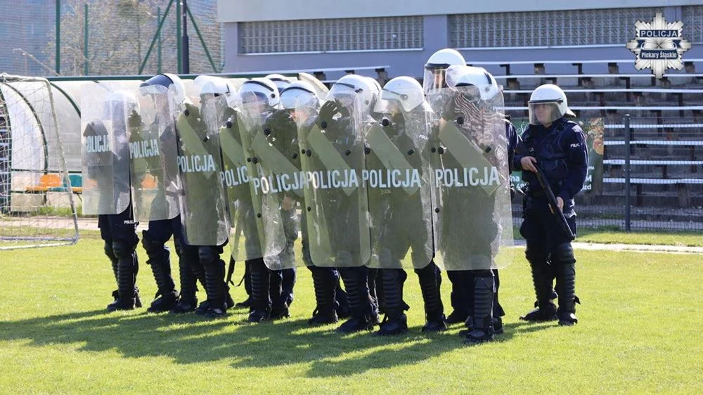 Policyjne szyki, tarcze i kaski. Tak ćwiczyli mundurowi w Piekarach
