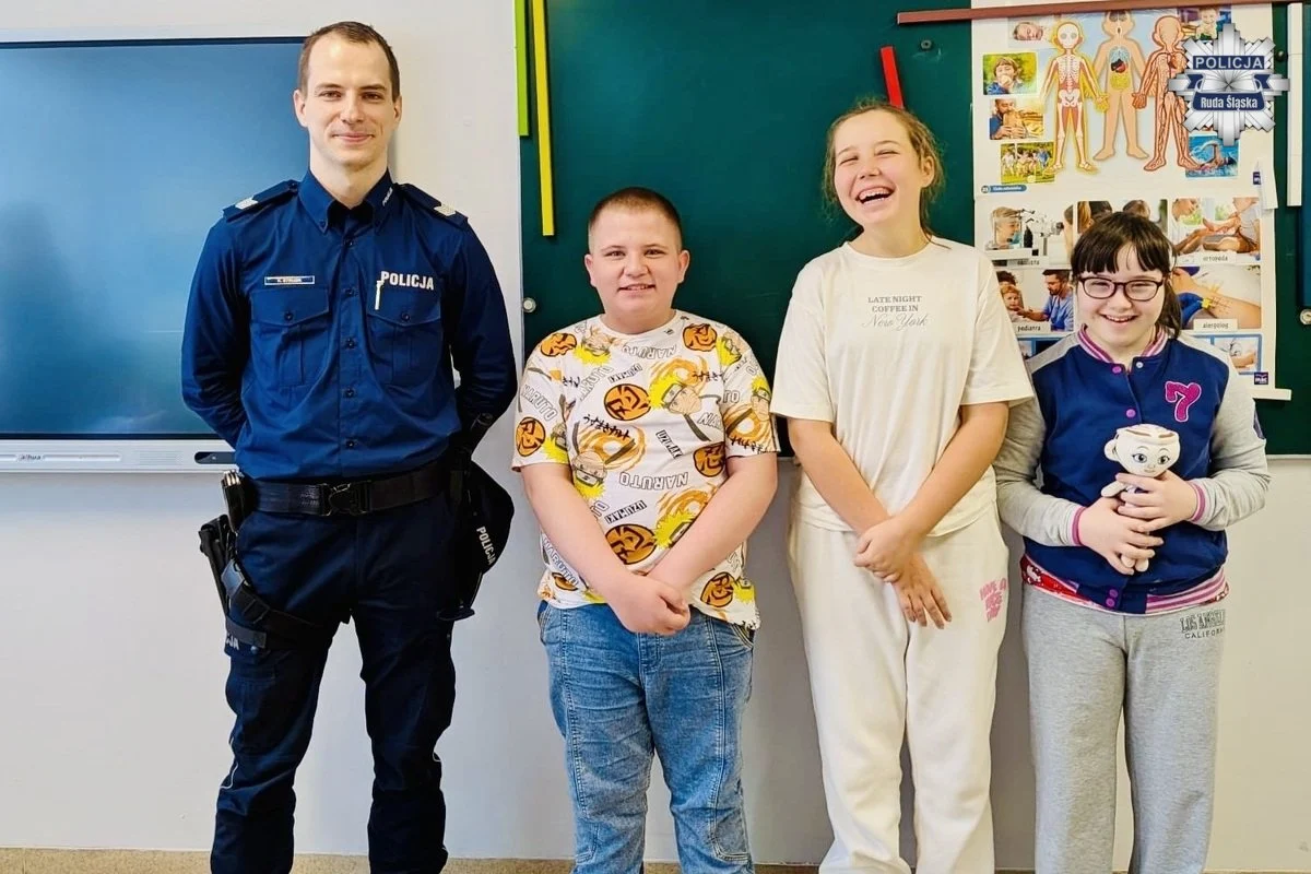 Policjant rozmawiał z uczniami SP nr 12 Specjalnej o bezpieczeństwie na co dzień