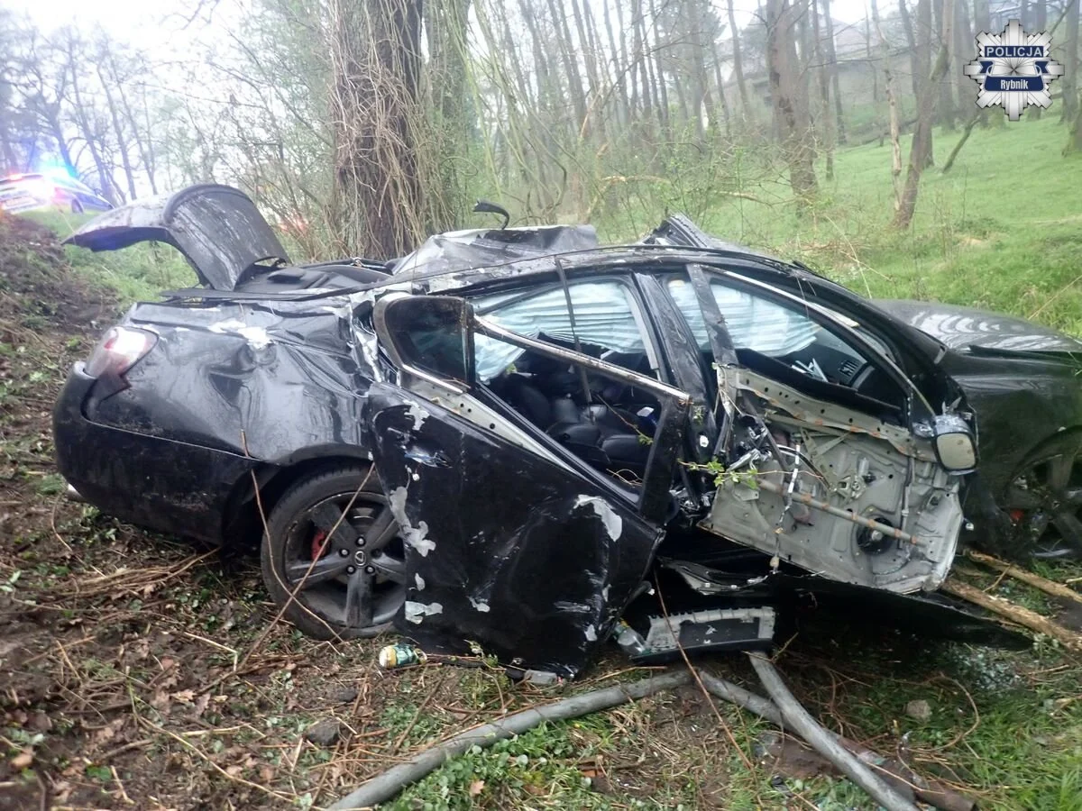 Dachowanie lexusa w Suminie. 23-latek trafił do szpitala po wypadku na ul. Dworcowej