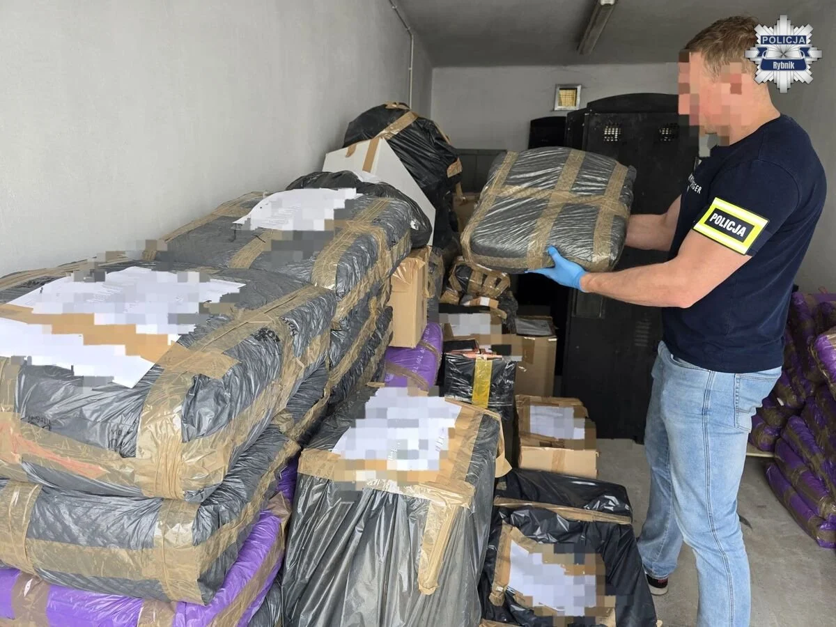 Akcja policji z Rybnika. 59-latek wpadł podczas przeładunku nielegalnych wyrobów tytoniowych