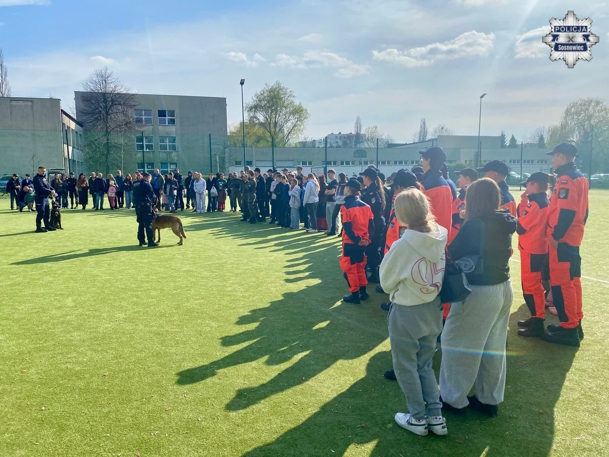 Policjanci na Dniach Otwartych VII LO w Sosnowcu. Młodzież poznała służbę w Policji / fot. KMP Sosnowiec
