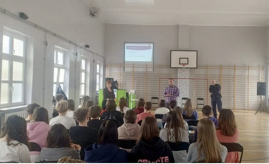 Akcja przeciw przemocy w Sosnowcu. Policjanci i pracownicy MOPS edukują dzieci i młodzież