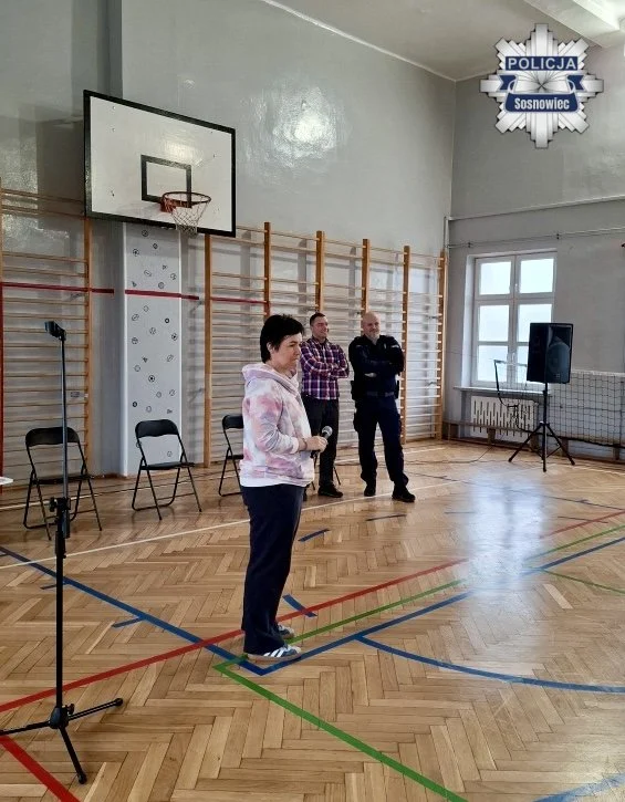 Akcja przeciw przemocy w Sosnowcu. Policjanci i pracownicy MOPS edukują dzieci i młodzież / fot. KMP Sosnowiec
