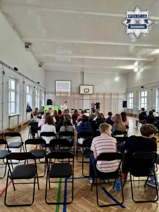Akcja przeciw przemocy w Sosnowcu. Policjanci i pracownicy MOPS edukują dzieci i młodzież / fot. KMP Sosnowiec