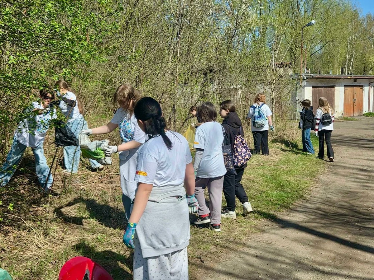 Akcja „Czysta dzielnica” w Sosnowcu. Policjanci i młodzież wspólnie sprzątali tereny zielone