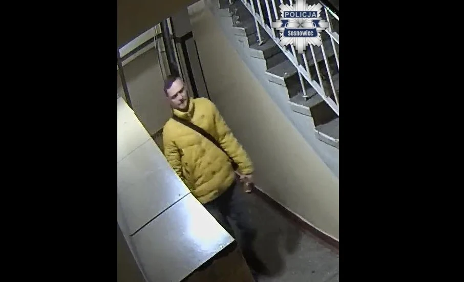 Zniszczenie drzwi wejściowych do klatki schodowej w Sosnowcu. Rozpoznajesz tego mężczyznę?