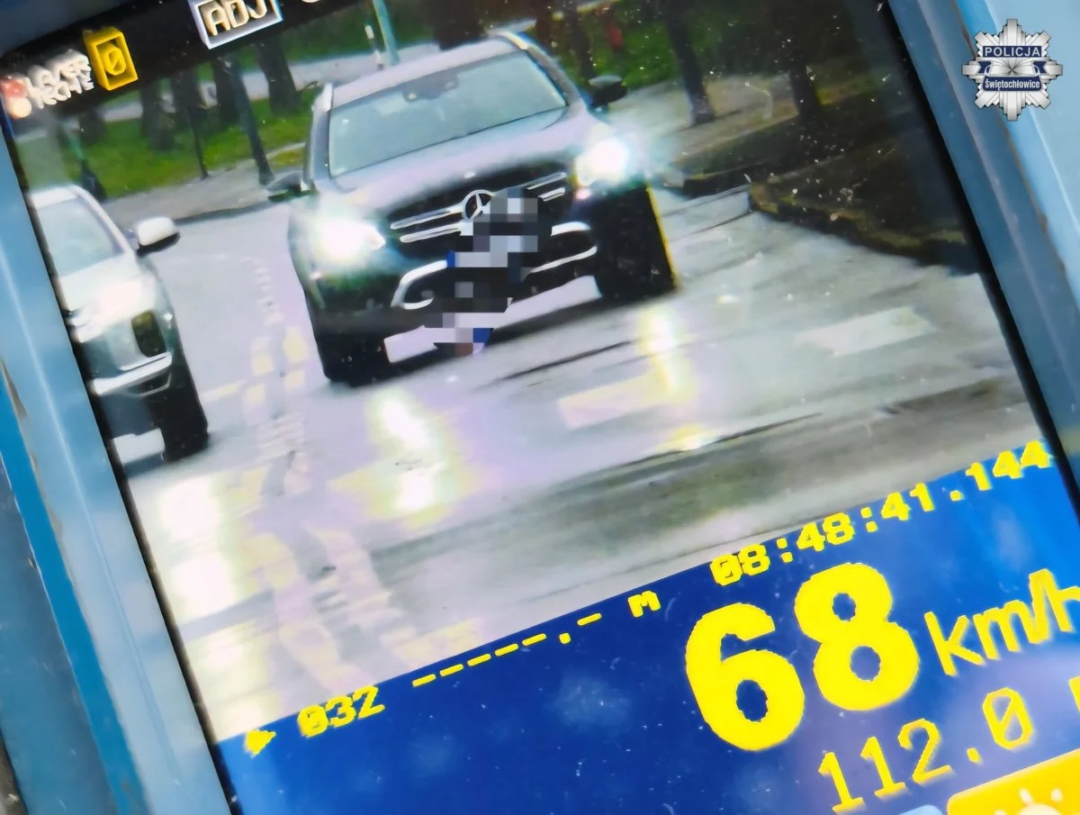 Niebezpieczny manewr w Świętochłowicach. Policja ukarała kierowcę mercedesa za wyprzedzanie na pasach