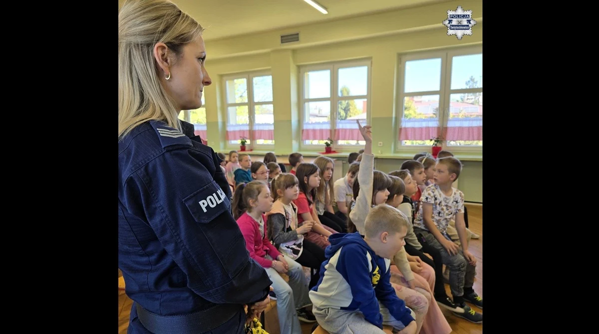 Policjanci i uczniowie rozmawiali o zwierzętach. Akcja „Łapy w górę” w Świętochłowicach
