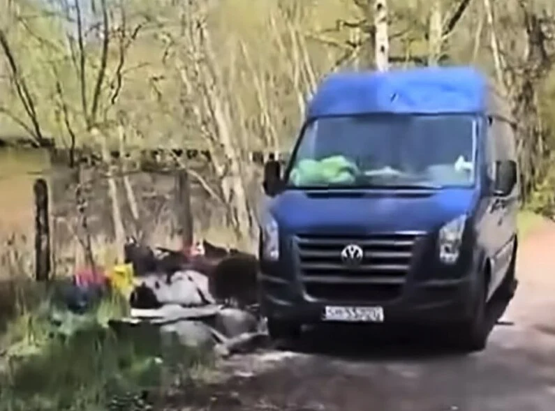 Śmieci wyrzucali w lesie. Sprawców zdradziło nagranie z sieci