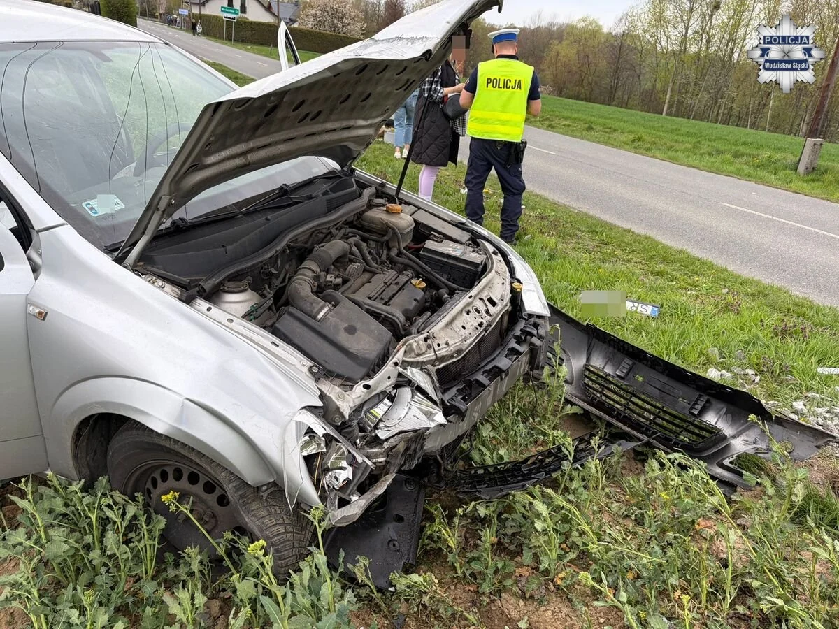 Policja wyjaśnia okoliczności wtorkowego zdarzenia drogowego z udziałem osobówki i ciągnika rolniczego