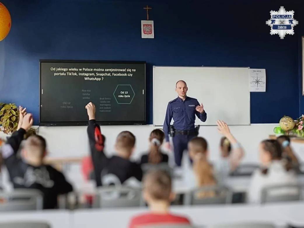Cyberzagrożenia, hejt i handel ludźmi. Policjant spotkał się z uczniami w Zabrzu