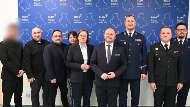 Sztandar dla KMP Ruda Śląska i afera w tle. U boku policjantów i polityków pozuje mężczyzna podejrzany o pobicie