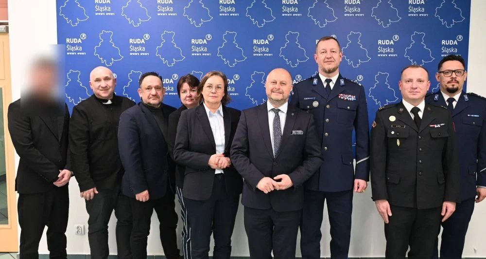 Sztandar dla KMP Ruda Śląska i afera w tle. U boku policjantów i polityków pozuje mężczyzna podejrzany o pobicie