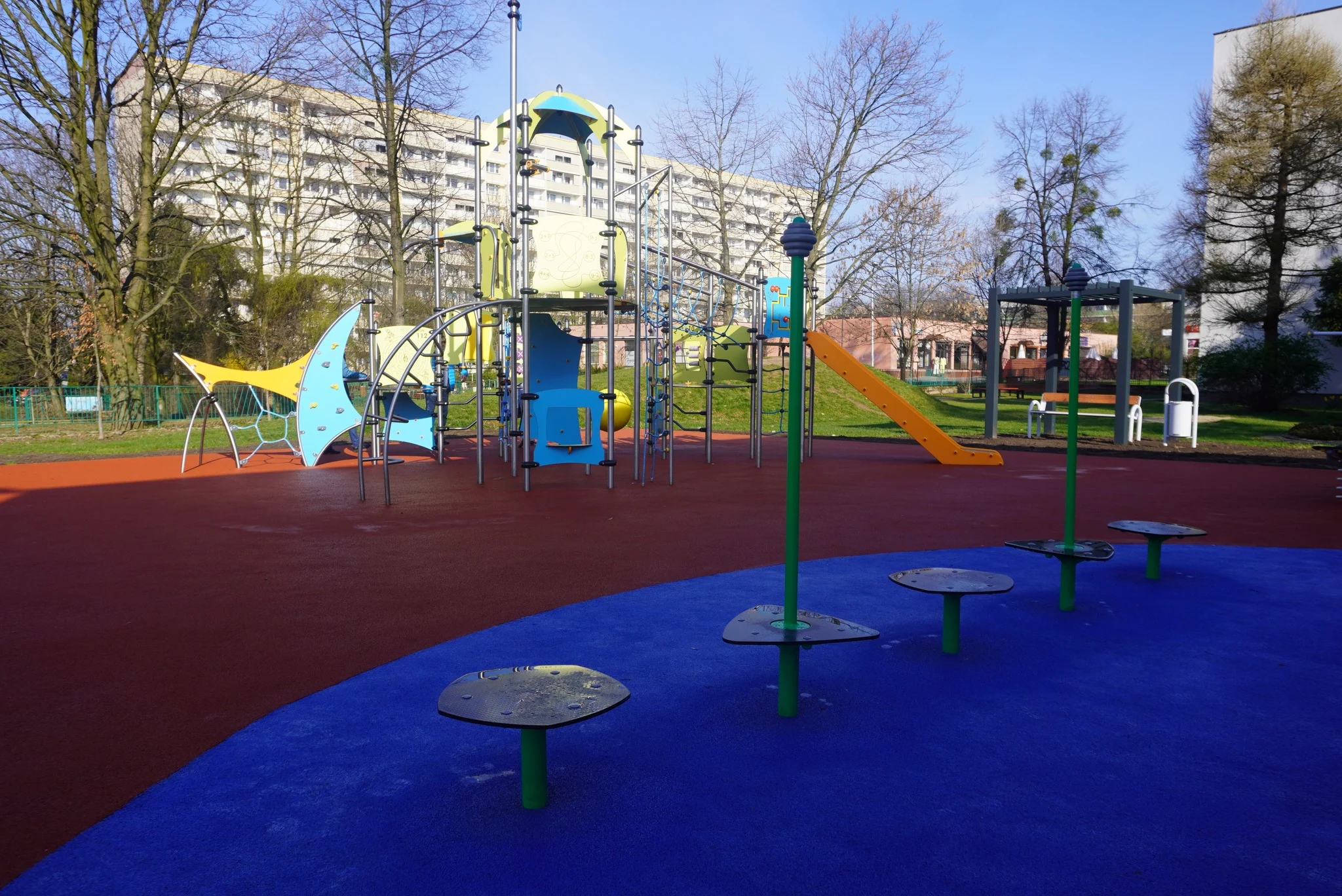 Nowoczesny plac zabaw przy Szkole Podstawowej nr 17 w Żorach – "Radosny Plac Zabaw" otwarty