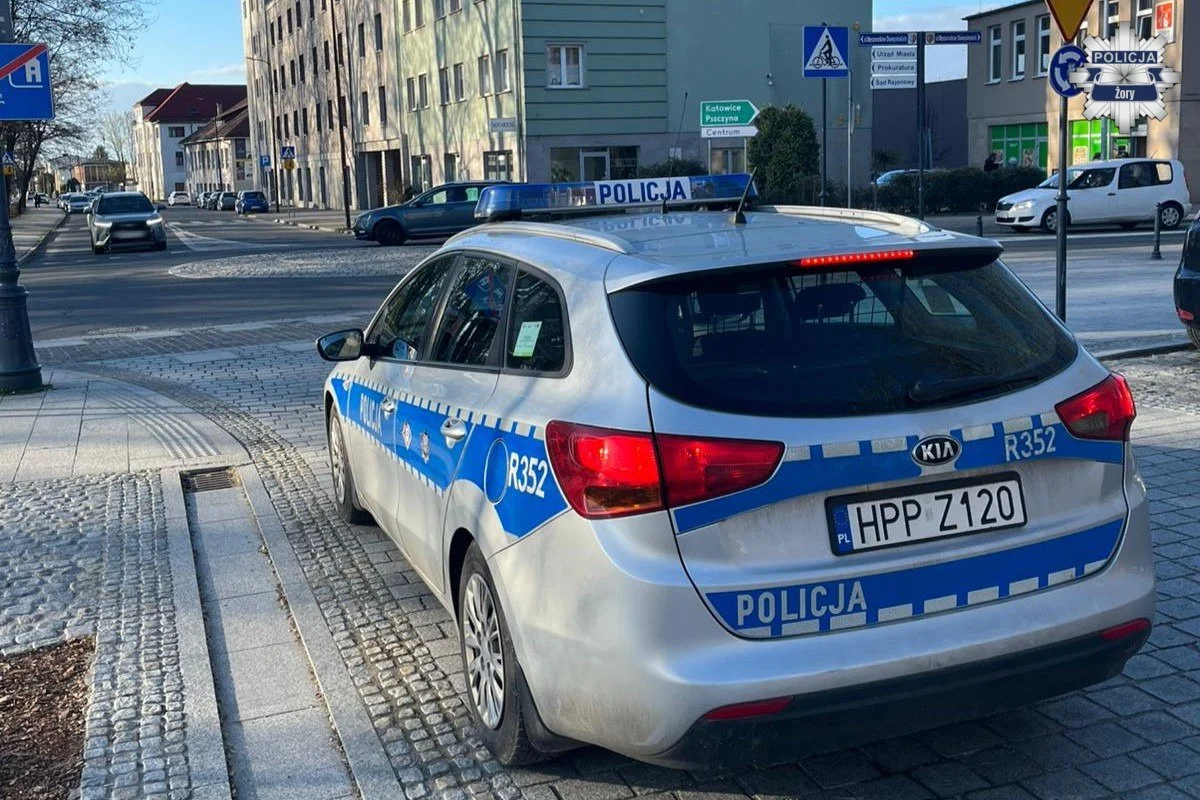 Interwencja w rejonie biblioteki w Żorach – rowerzysta pijany, para spożywała alkohol publicznie