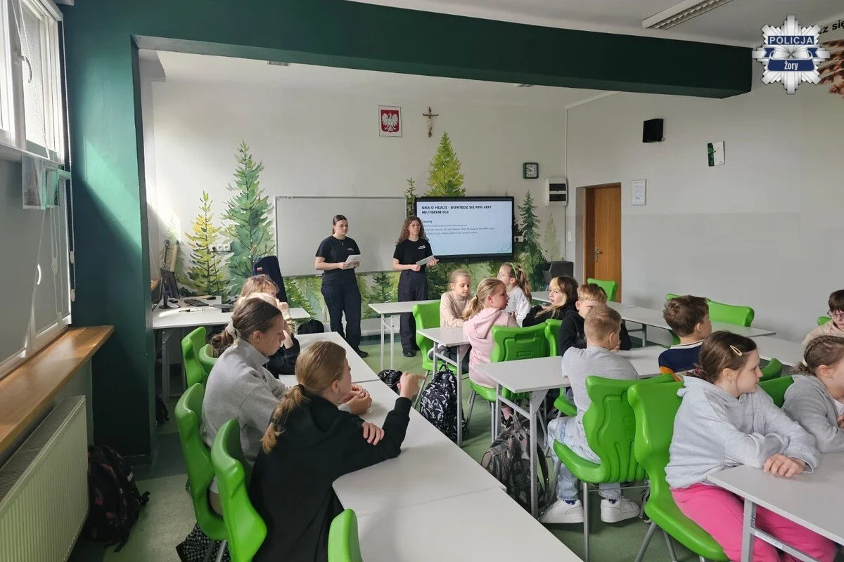 „Razem przeciwko hejtowi” w SP nr 17. Policjant i uczennice klasy policyjnej poprowadzili zajęcia