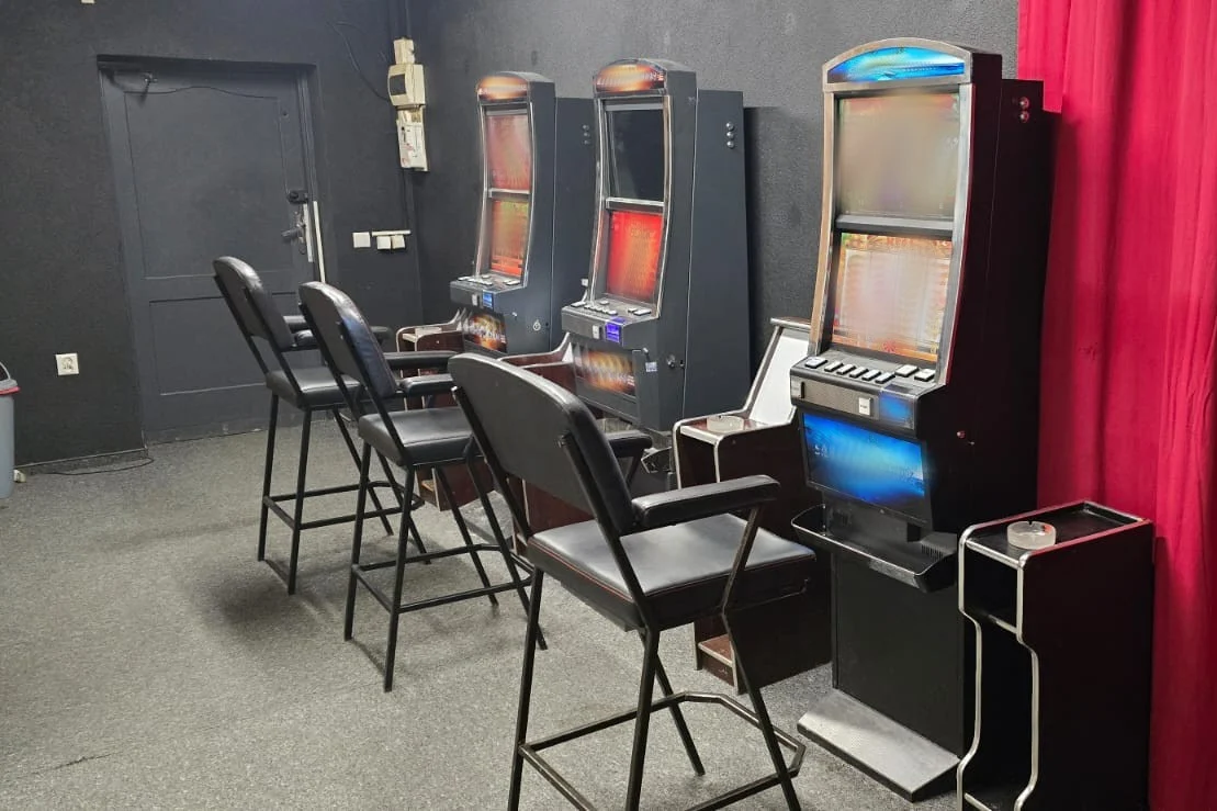 Nielegalny punkt hazardowy na osiedlu Sikorskiego. Policja zabezpieczyła automaty i gotówkę