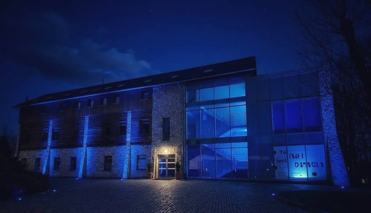 Muzeum w Chorzowie rozbłysło na niebiesko. Ważny gest dla osób w spektrum